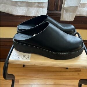 Universal Thread Black Mules